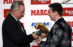     Hristov Stoickhov (kiri) menyerahkan Sepatu Emas kepada Messi (kanan) di Barcelona, Rabu (20/11/2013) waktu setempat. Reuters/Albert Gea.