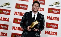 Bagi Messi ini adalah gelar ketiganya setelah merebutnya di tahun 2010 dan 2012. AFP/LLuis Gene.