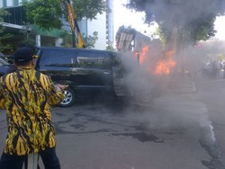 4 Penampakan Alphard Pengurus Golkar yang Terbakar di Hotel JS Luwansa