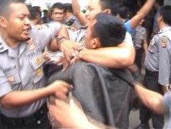 Polisi dan Mahasiswa Adu Pukul di Tasikmalaya, 5 Orang Pingsan