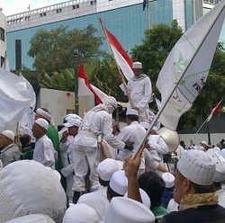 Anggota FPI yang Berdemo di Kedubes Australia Terus Bertambah