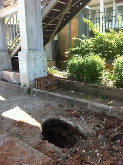 Awas! Ada 5 Lubang Misterius di Jalan Suprapto Cempaka Putih