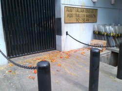 Plok! 10 Telur Busuk Dilemparkan FPI ke Kedubes Australia