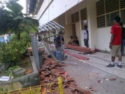 Kanopi Atap SDN 01 dan 02 di Cakung Roboh