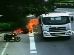 Motornya Terserempet Truk Lalu Terbakar, Wanita Ini Masih Selamat