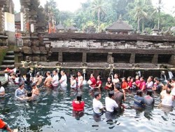 Menyucikan Diri di Pura Tirta Empul