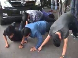 Ejek Petugas, 5 Orang Penerobos Busway Dihukum Push-up dan Nyanyi