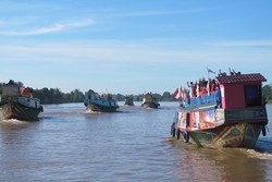 Ini Baru Asyik, Naik Perahu Tongkang di Sungai Musi