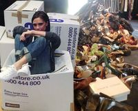 Foto: Vic Beckham Pamer Tumpukan Sepatu yang Disumbangkan Untuk Filipina