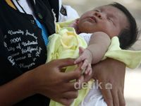 Ibu dan Balita Selamat dari Badai Haiyan