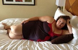  Ketika Wanita Bertubuh Berisi Ramai-ramai Pamer Foto Seksi Tanpa Diedit