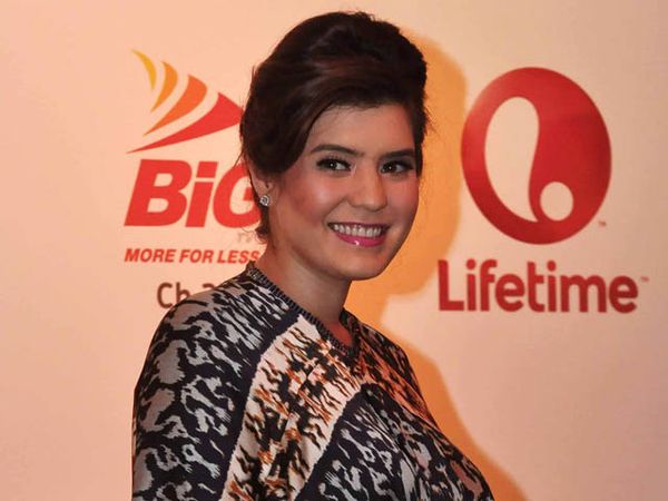 Gaya Etnik Carissa Putri