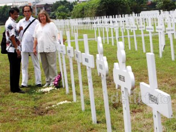Penyanyi Geef Mij Maar Nasi Goreng Nyekar di Kembang Kuning 
