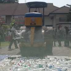 Ribuan Botol Miras Dimusnahkan Polres Sidoarjo