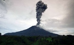 Abu Letusan Gunung Sinabung Sudah Sampai di Medan