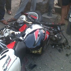 CBR 1.000 cc Tabrak Suzuki Smash, Dua Orang Tewas