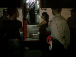 Polisi Razia Club Malam Crown di Glodok, Temukan 15 Pil di 1 Ruangan