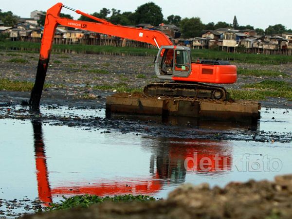Waduk Pluit Dibersihkan