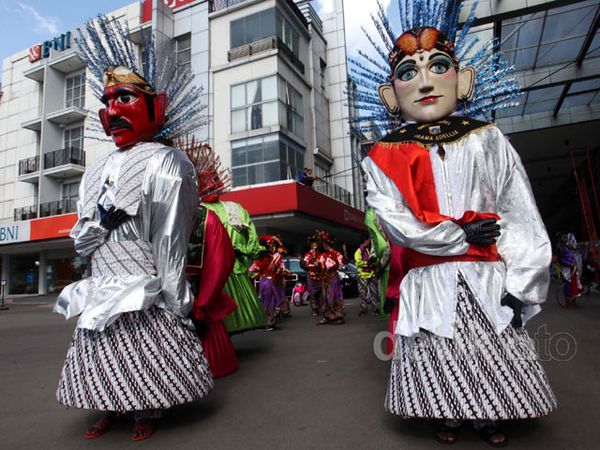Ondel-ondel dan Reog Ramaikan Pawai Budaya