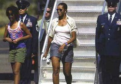 Penyesalan Fashion Michelle Obama: Turun dari Pesawat Pakai Celana Pendek