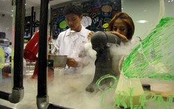 Dari Tiga Gerai Es Krim Nitrogen Cair di Jakarta Ini, Mana yang Paling Lembut Alami Rasanya?