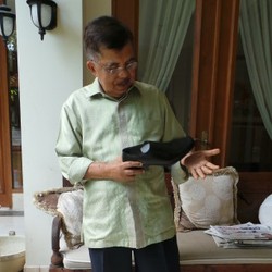 Jusuf Kalla Pamerkan Sepatu Made in Cibaduyut di London