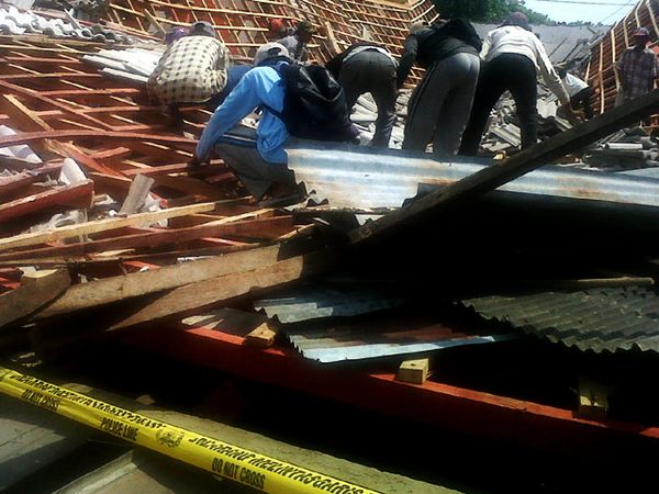 Bangunan Pasar Panji Ambruk