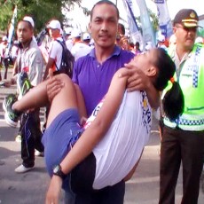 Tiba di Garis Finish, Peserta Lomba Lari Kesurupan