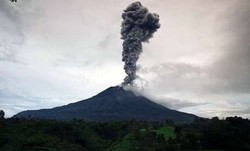 Abu Vulkanik Sinabung Sampai Medan, PMI Bagikan Masker untuk Pengendara