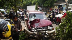 Kijang Tabrak 2 Pemotor Hingga Tewas di Margonda