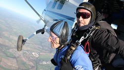 Tak Sudi Dipisahkan, Pria 93 Tahun Ini Terjun Payung Bersama Abu Istrinya 