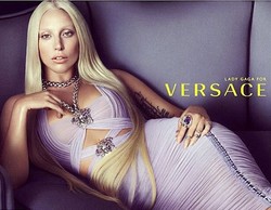  Lady Gaga Jadi Kembaran Desainer Donatella Versace di Iklan Versace 2014