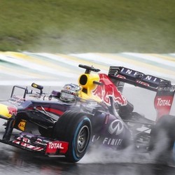 Vettel Raih Pole dalam Sesi Kualifikasi Basah