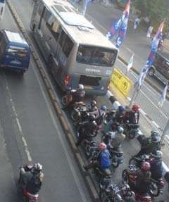 Dalam Satu Bulan, Tiga Mobil Kedutaan Asing Nekat Terobos Busway