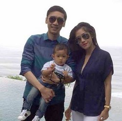 Ibu Ani Pajang Foto Ibas di Instagram dengan Lengan Baju Tergulung