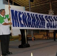 Bentangkan Spanduk, Presiden SBY dan Ibu Ani Unjuk Rasa di Bali