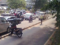 Ahok Komentari Pemotor Gotong Royong Angkat Motor Lewati Separator Busway