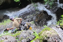 Mendaki Air Terjun 9 Tingkat di Sumatera Selatan