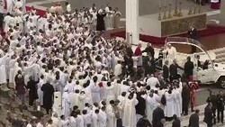 Setelah 2000 Tahun, Paus Tampilkan Kerangka Santo Petrus