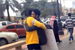Kasih Pelukan Gratis di Arab Saudi, Dua Pria Ini Ditangkap