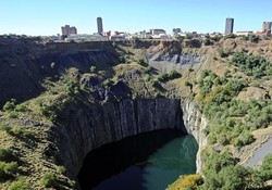 Kasihan! Anjing Jatuh ke Kawah Sedalam 200 Meter di Afsel