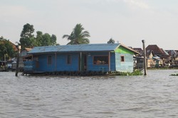 Ini Baru Unik! Pom Bensin di Atas Sungai Musi