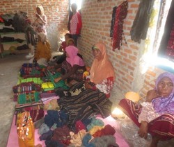  Perjuangan Mama Sariat, Penenun Alor yang Temukan 186 Warna Asli dari Alam