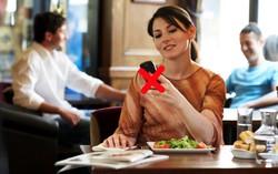 Kalau Matikan HP Saat Makan, Dapat Diskon 50% di Restoran Ini