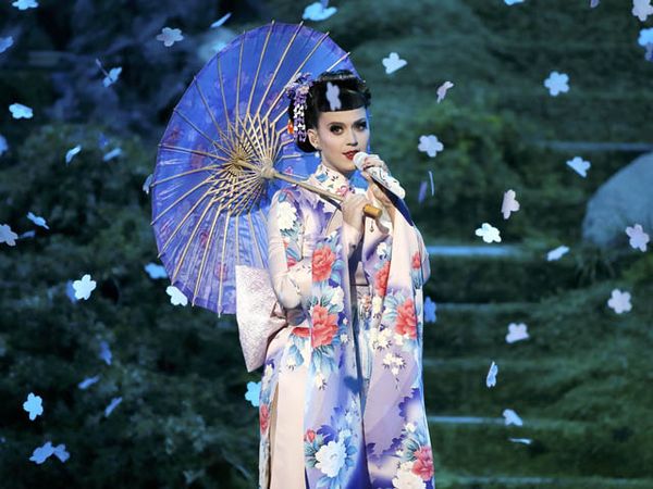 Katy Perry Jadi Geisha di AMA 2013