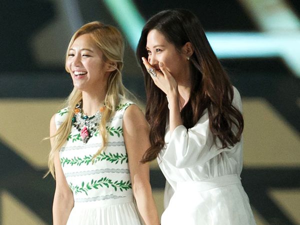 Hyoyeon dan Seohyun SNSD Berseri-seri di MAMA 2013