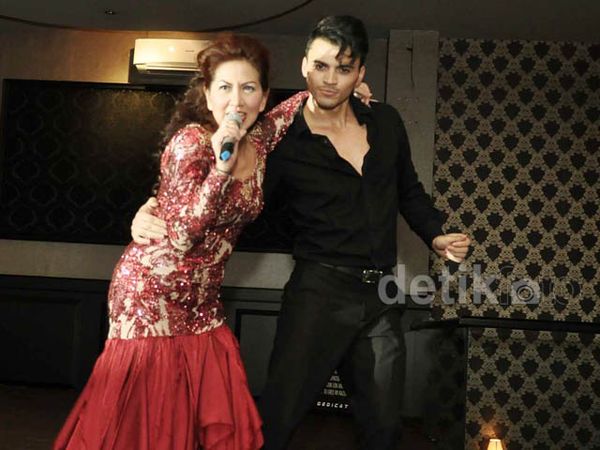 Venna Melinda Gandeng Pria Bule