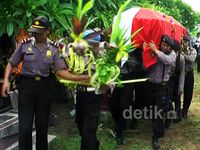 Polisi Polres Nganjuk yang Bunuh Diri Dimakamkan