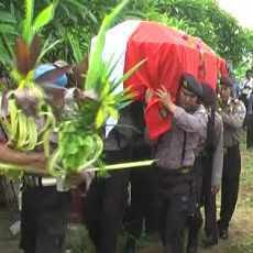 Tangis Haru Istri Iringi Pemakaman Jenazah Briptu Bambang