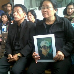 Terus Dekap Foto Tobit, Saorlina Tangisi Anaknya